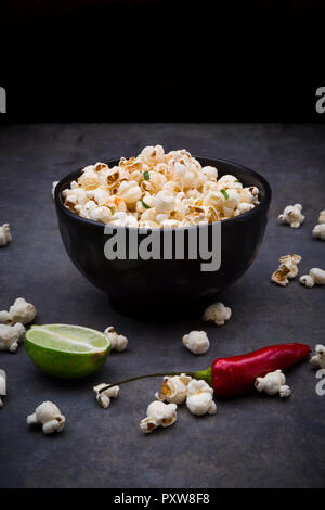 Schüssel mit Popcorn gewürzt mit Chili und Kalk Stockfoto