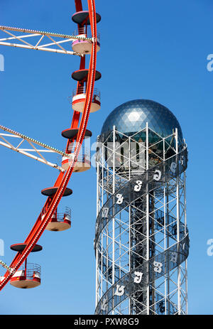 Georgien, Adscharien, Batumi, Wunder Park, alphabetische Turm und Riesenrad Stockfoto