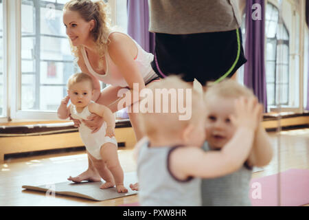 Mütter und Babys, die in der übung Zimmer Stockfoto