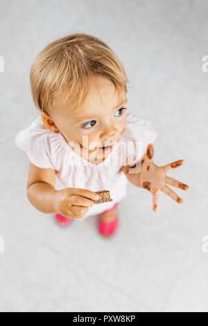 Portrait von kleinen Mädchen Schokolade essen Cookie Stockfoto