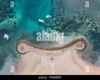 Indonesien, Bali, Luftaufnahme von Nusa Dua Beach, Pier und Boote von oben Stockfoto