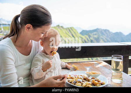 Deutschland, Bayern, Oberstdorf, Mutter und Tochter beim Mittagessen in einer Berghütte Stockfoto