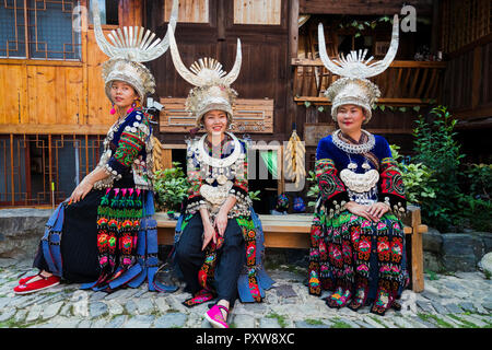 China, Yunnan, drei Miao Frauen in traditionellen Gewändern und Kopfbedeckungen Stockfoto