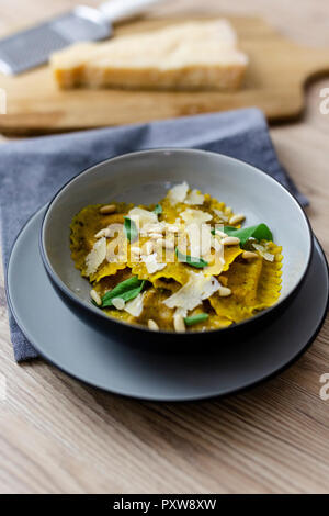 Ravioli vegan mit Salbei, Pinienkernen und Grana Käse Stockfoto