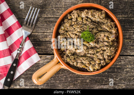 Die gekochten Linsen in der Schüssel. Stockfoto