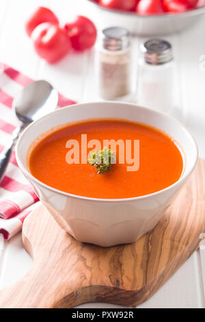 Kalte Gazpacho Suppe in der Schüssel. Stockfoto