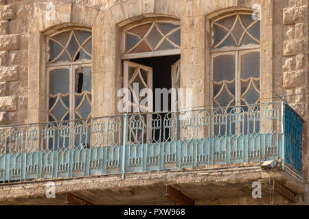 Amman, Jordanien - Oktober 16, 2018: Blick auf einen Balkon in der Altstadt von Amman, Jordanien. Stockfoto