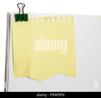 Aufkleber zur Erinnerung Yellow Note mit Clip auf weißen Büropapier Stockfoto