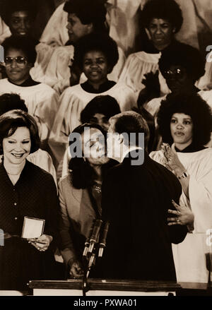 Präsident Jimmy Carter mit Coretta Scott King, Witwe des verstorbenen Dr. Martin Luther King, Jr. am King's Ebenezer Baptist Church in Atlanta. Stockfoto