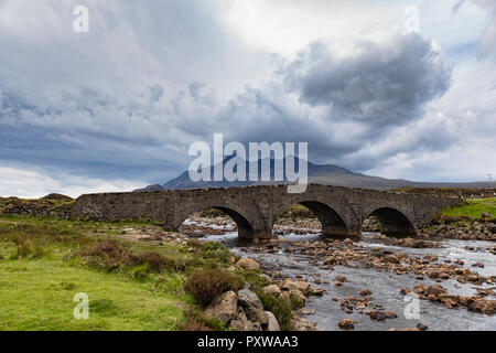 Großbritannien, Schottland, Innere Hebriden, Isle of Skye, Kyle Akin und die Skye Brücke der Plock Stockfoto