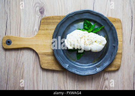 Mozzarella und Basilikum auf Platte Stockfoto