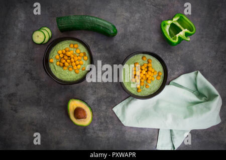 Schüssel grünem Gazpacho mit Avocado und curcuma geröstete Kichererbsen Stockfoto