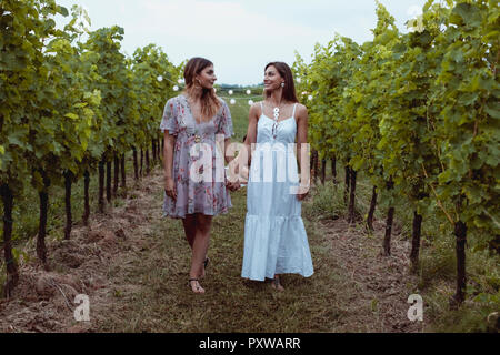 Junge Frauen walkig im Weinberg Stockfoto