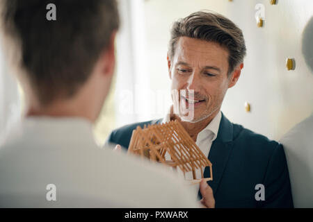 Reifen Geschäftsmann, wenn er sein Wissen mit jüngeren Kollegen Stockfoto