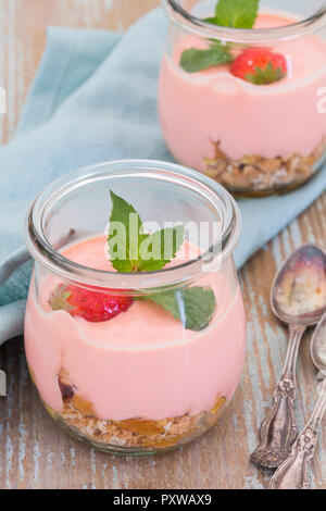 Zwei Gläser Erdbeer trifle mit mascarponecreme und Amarettini Stockfoto