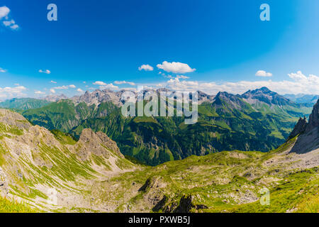 Deutschland, Bayern, Allgäu, Allgäuer Alpen, Panoramablick auf die Allgäuer Hauptkamm aus Krumbacher Höhenweg Stockfoto