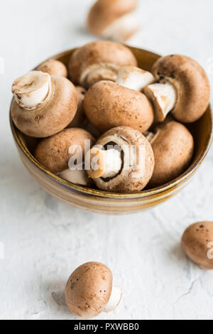 Schüssel Crimini Pilze Stockfoto