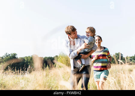 Happy Family wandern im Riverside an einem schönen Sommertag Stockfoto