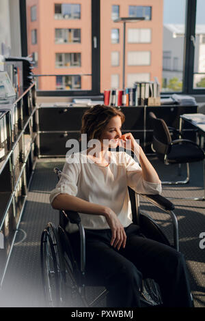 Deaktiviert business Frau sitzt im Rollstuhl, lächelnd Stockfoto