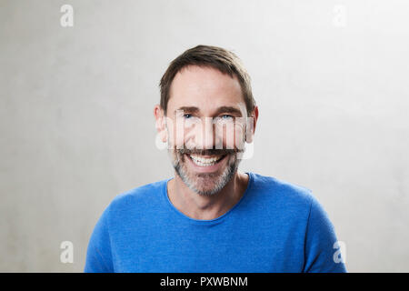 Porträt des Lächelns reifen Mannes Stockfoto