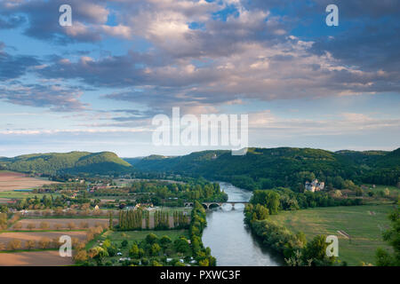 Die Dordogne bei Sonnenuntergang mit gewölbten Steinbrücke und Chateau Fayrac und Castlenaud in der Ferne Stockfoto