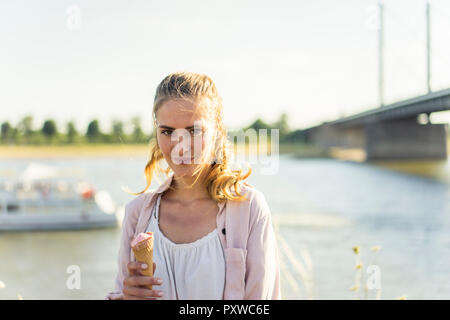 Porträt der lächelnde Frau Eis essen im Sommer am Flußufer Stockfoto