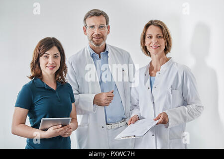 Ärzte und medizinische Sekretärin mit Tablet Stockfoto