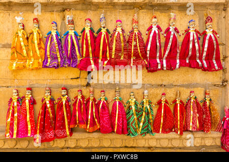 Handgemachte Puppen aus Holz zum Verkauf in der Nähe von Patwon-ki-haweli, in der Wüstenstadt Jaisalmer in Indien Stockfoto