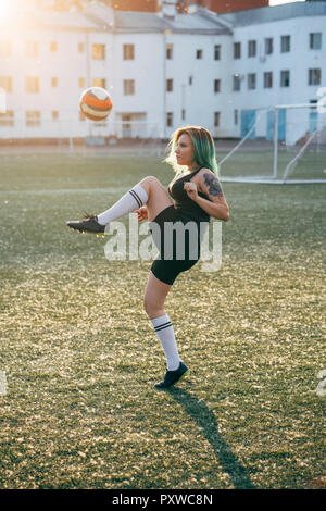 Junge Frau Fußball auf den Fußballplatz Balancing die Kugel Stockfoto
