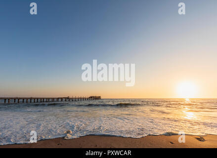 Namibia, Namibia, Swakopmund, Blick auf die Mole und den Atlantischen Ozean bei Sonnenuntergang Stockfoto