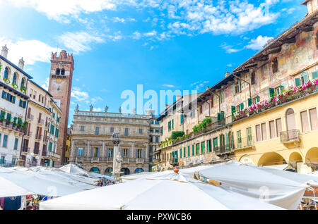 Italien, Verona, Blick auf die Piazza delle Erbe mit Ständen und Torre del Gardello im Hintergrund Stockfoto