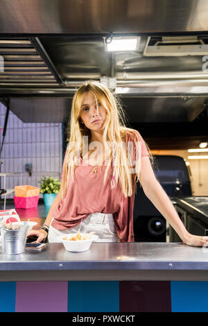 Porträt der jungen Frau, die in einem Essen Lkw Stockfoto