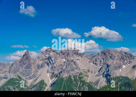 Deutschland, Bayern, Allgäu, Allgäuer Alpen, Panoramablick auf die Allgäuer Hauptkamm aus Krumbacher Höhenweg Stockfoto