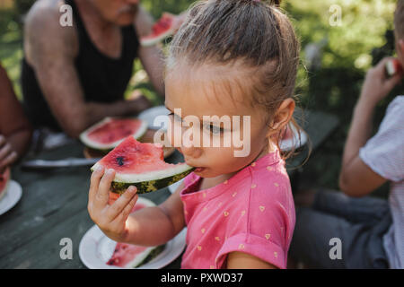 Porträt des kleinen Mädchens Wassermelone essen Stockfoto