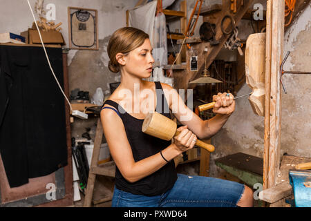 Bildhauerin schnitzen Holz- Abbildung Stockfoto