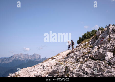 Österreich, Salzburg Land, Loferer Steinberge, Bruder und Schwester auf eine Wanderung in den Bergen Stockfoto