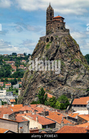 Die Kapelle von St. Michel - dAiguilhe in der Stadt Le Puy-en-Velay in der Auvergne-Rhone-Alpes, Südfrankreich. 969 auf einem volcani gebaut Stockfoto