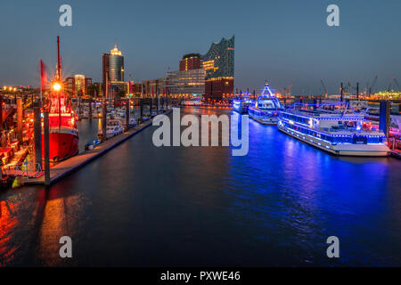 Deutschland, Hamburg, Überseebrücke, Blick auf die Elbphilharmonie Stockfoto