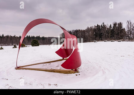 Wale Schwanz, ein rotes Aluminium Skulptur von Miriam Nelson, punctuates Winterlandschaft an der Steinbruch Hill Art Park in der Stadt Cazenovia in Madi Stockfoto