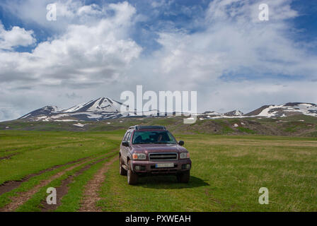 Georgien, Ktsia Tabatskuri finden, Off-Road-Fahrzeug im Querformat Stockfoto