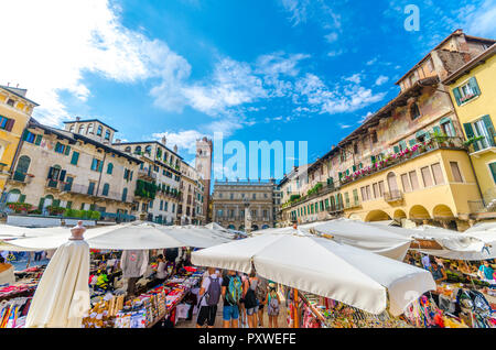 Italien, Verona, Blick auf die Piazza delle Erbe mit Ständen und Torre del Gardello im Hintergrund Stockfoto