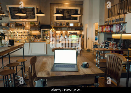 Laptop mit leerer Bildschirm im Coffee Shop Stockfoto