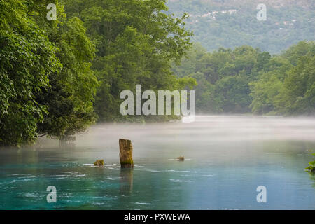 Albanien Vlora County, in der Nähe von Saranda, SYRI ich Kalter, karstige Spring 'Blaues Auge' Stockfoto