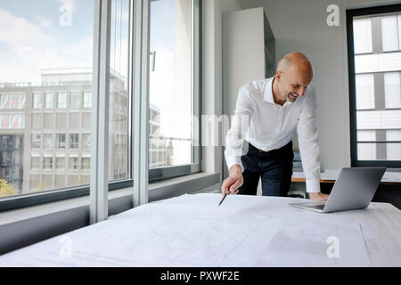 Engineer, der in seinem Büro, Videoanruf Stockfoto