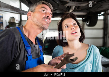 Client- und mechanische Überprüfung Mängel im Auto Stockfoto