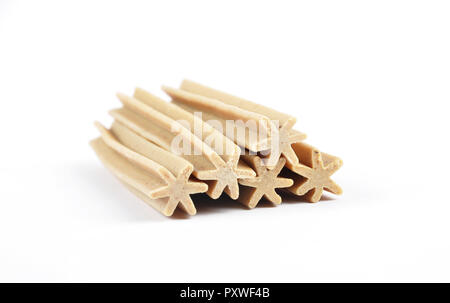 Kauen sticks für Hunde auf weißem Hintergrund Stockfoto