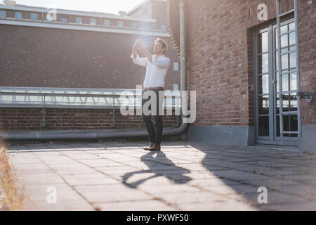 Unternehmer stehen auf der Dachterrasse, ein selfie Stockfoto