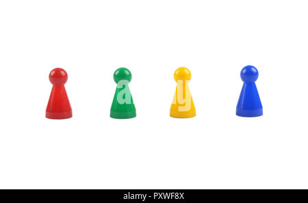 Schachfiguren in einem Spiel auf weißem Hintergrund Stockfoto