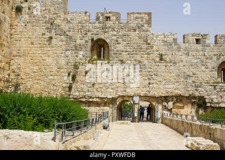 Alte Stadtmauer und Stein Pflaster an der südlichen Wand theTemple Berg in Jerusalem. Stockfoto