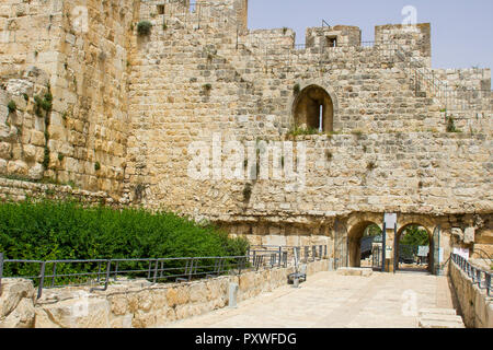 Alte Stadtmauer und Stein Pflaster an der südlichen Wand theTemple Berg in Jerusalem. Stockfoto